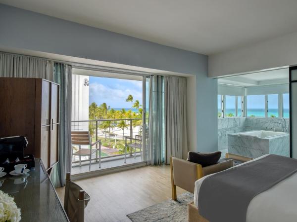 Hotel Victor South Beach : photo 2 de la chambre suite lit king-size avec balcon