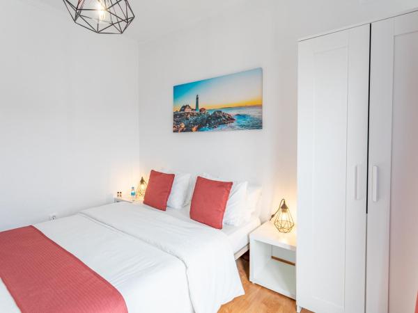 Encarnação Home : photo 3 de la chambre chambre double avec balcon et salle de bains commune