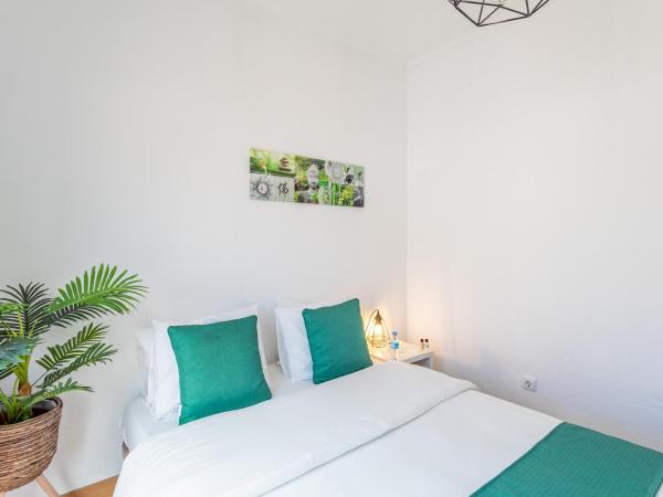 Encarnação Home : photo 3 de la chambre chambre simple avec balcon et salle de bains commune