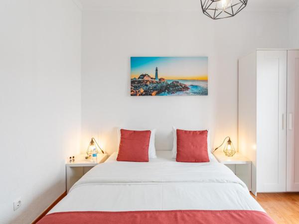 Encarnação Home : photo 1 de la chambre chambre double avec balcon et salle de bains commune