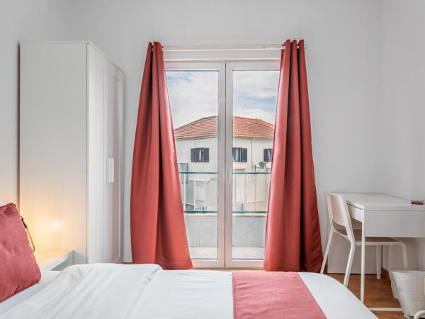 Encarnação Home : photo 4 de la chambre chambre double avec balcon et salle de bains commune