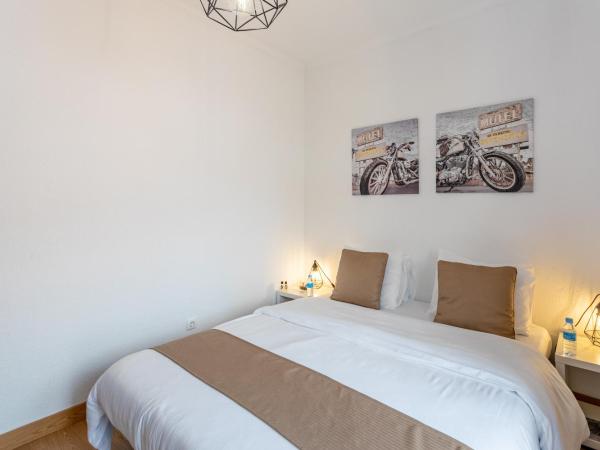 Encarnação Home : photo 2 de la chambre chambre double avec terrasse et salle de bains commune