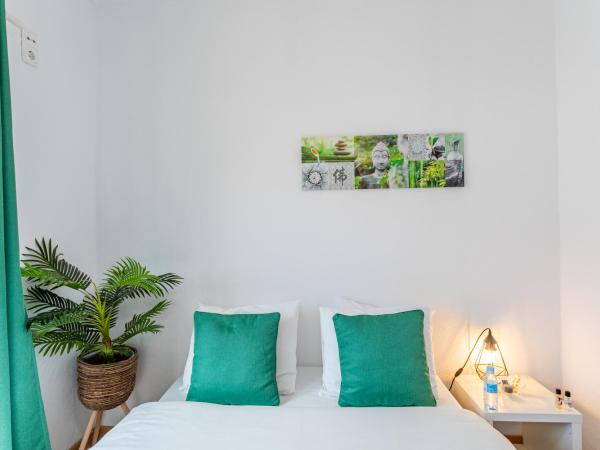 Encarnação Home : photo 4 de la chambre chambre simple avec balcon et salle de bains commune