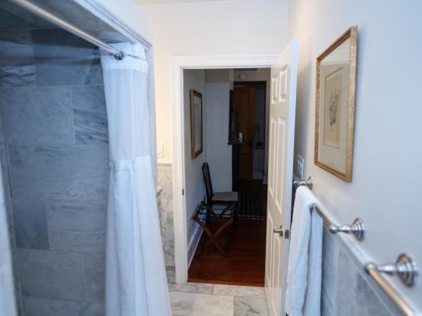 The Esplanade Guesthouse Mansion : photo 8 de la chambre chambre lit queen-size avec balcon