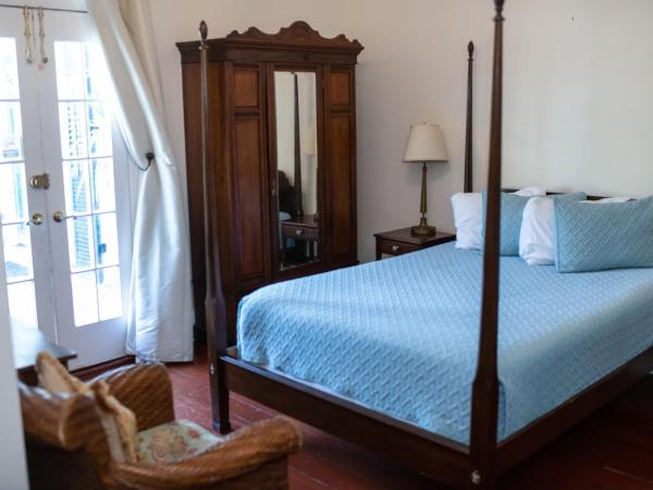 The Esplanade Guesthouse Mansion : photo 6 de la chambre chambre lit queen-size avec balcon