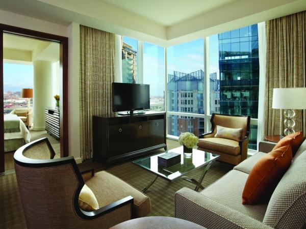 Four Seasons Baltimore : photo 1 de la chambre suite lit king-size exécutive four seasons - vue sur fontaine