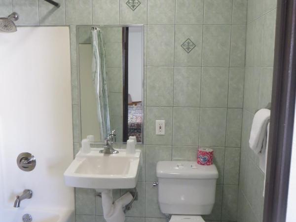 Eagle Rock Motel : photo 8 de la chambre chambre avec 2 grands lits queen-size 