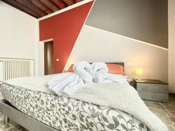 Il Barbero Apartment : photo 1 de la chambre chambre double avec salle de bains privative extérieure