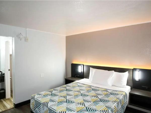 Motel 6-Sacramento, CA - Central : photo 10 de la chambre chambre lit queen-size pour personnes à mobilité réduite avec douche accessible en fauteuil roulant
