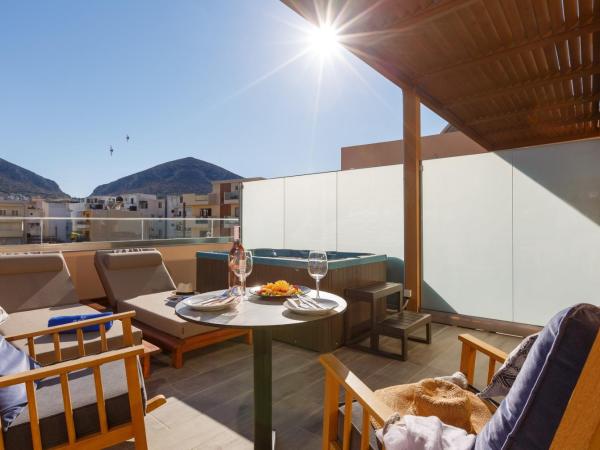 Palmera Beach Hotel & Spa - Adults Only : photo 3 de la chambre chambre deluxe avec jacuzzi extérieur - vue sur ville