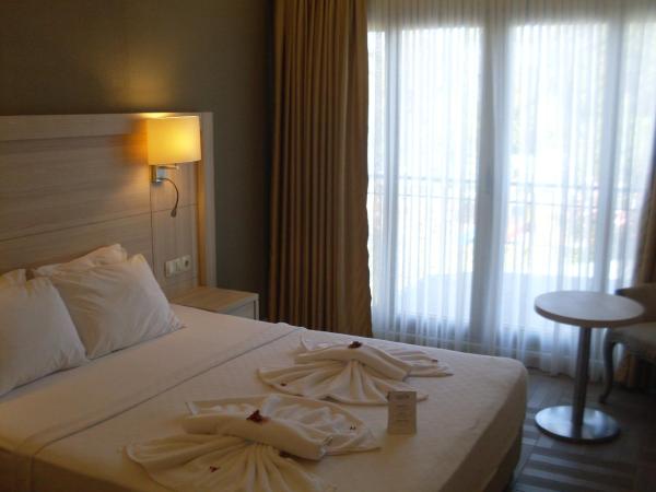 TURUNÇ BAY CONTİ BOUTIQUE HOTEL : photo 2 de la chambre chambre double - vue sur montagne