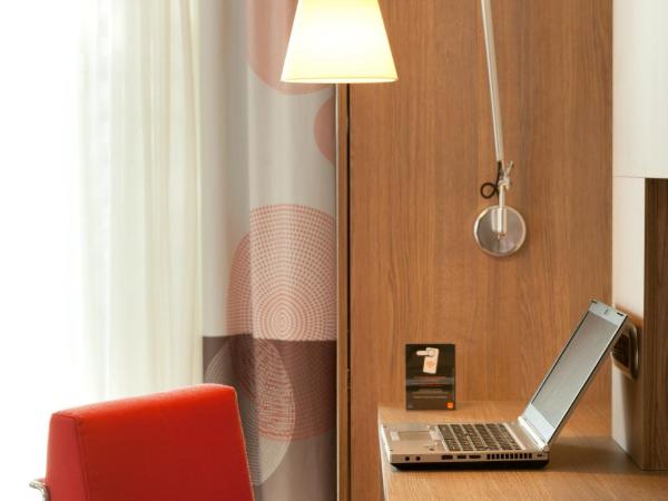 Novotel Paris 17 : photo 5 de la chambre chambre lit queen-size exécutive - vue sur la tour eiffel