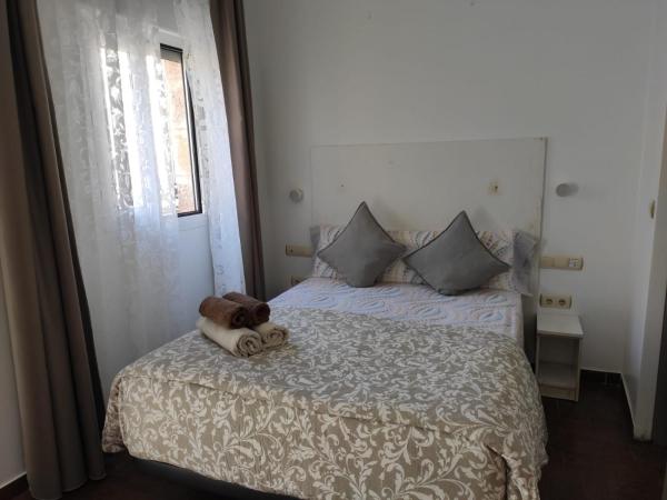 Dormir en Cádiz : photo 1 de la chambre chambre double avec salle de bains privative