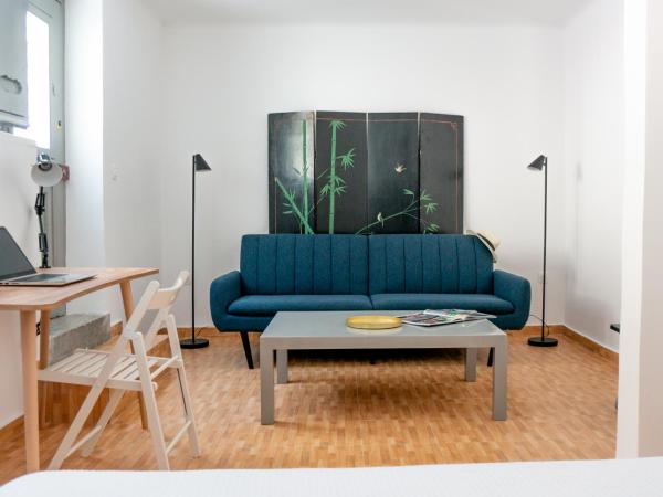 Dioskouros Hostel : photo 3 de la chambre chambre triple avec salle de bains