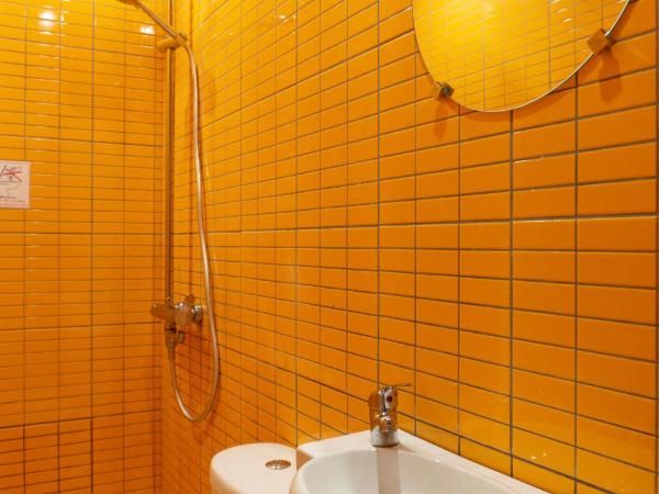 Dioskouros Hostel : photo 4 de la chambre chambre triple avec salle de bains