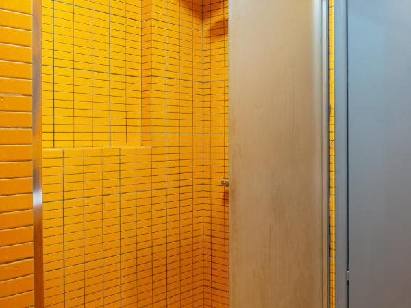 Dioskouros Hostel : photo 6 de la chambre chambre triple avec salle de bains privative