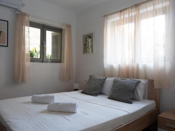 Dioskouros Hostel : photo 6 de la chambre chambre double avec salle de bains privative