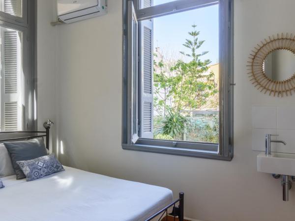 Dioskouros Hostel : photo 2 de la chambre chambre double supérieure avec salle de bains privative