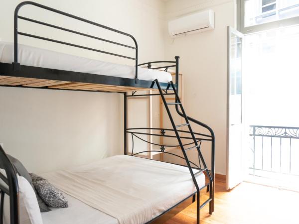 Dioskouros Hostel : photo 2 de la chambre chambre triple avec balcon