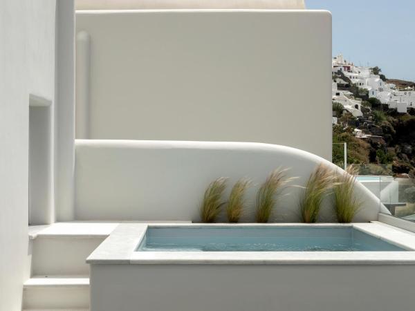 Hom Santorini : photo 1 de la chambre suite supérieure avec jacuzzi extérieur - vue sur mer