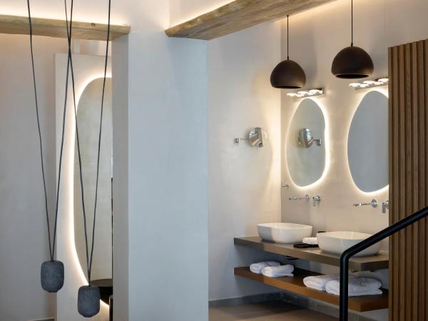 Hom Santorini : photo 10 de la chambre suite principale avec petite piscine extérieure - vue sur mer