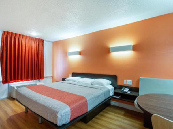 Motel 6-Houston, TX - East : photo 5 de la chambre chambre lit king-size avec douche accessible en fauteuil roulant - adaptée aux personnes à mobilité réduite