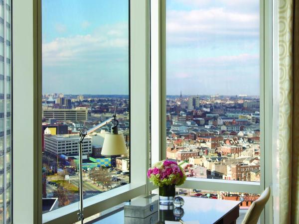 Four Seasons Baltimore : photo 4 de la chambre chambre lit king-size - vue sur ville