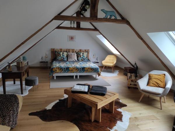 Aux Trois Palmiers : photo 2 de la chambre chambre familiale avec salle de bains privative