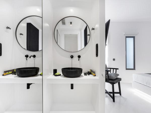 Tagoo Black Mykonos : photo 9 de la chambre suite premium avec 2 chambres et piscine privée