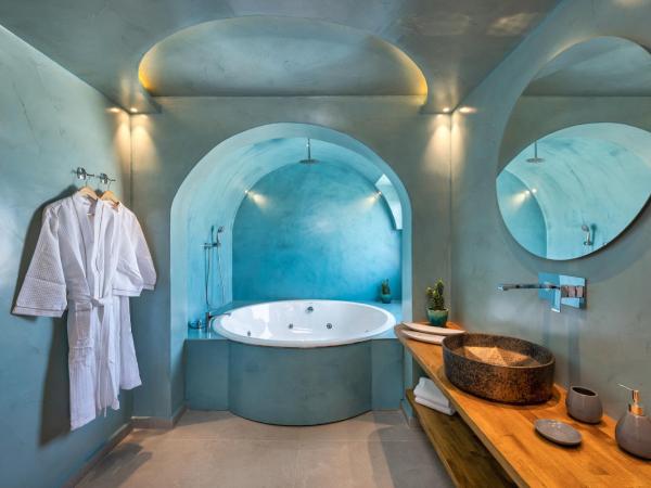 Alizea Villas & Suites : photo 9 de la chambre suite lit queen-size avec baignoire spa