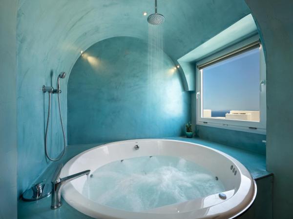 Alizea Villas & Suites : photo 8 de la chambre suite lit queen-size avec baignoire spa