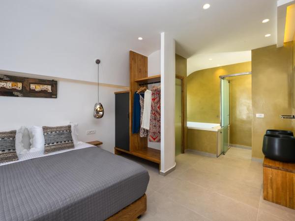 Alizea Villas & Suites : photo 3 de la chambre suite lit king-size avec baignoire spa