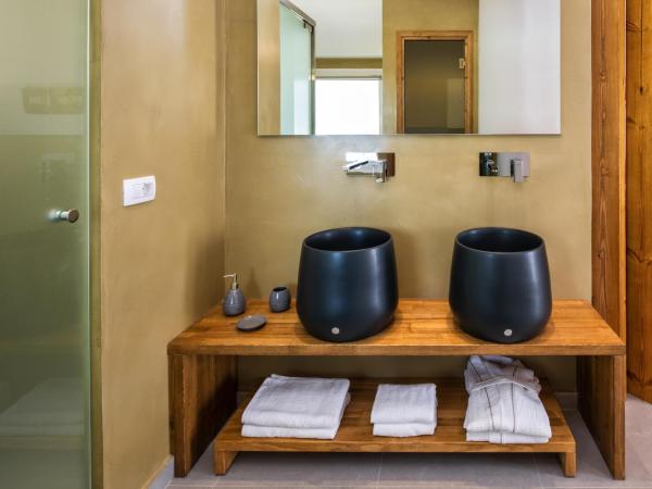 Alizea Villas & Suites : photo 8 de la chambre suite lit king-size avec baignoire spa