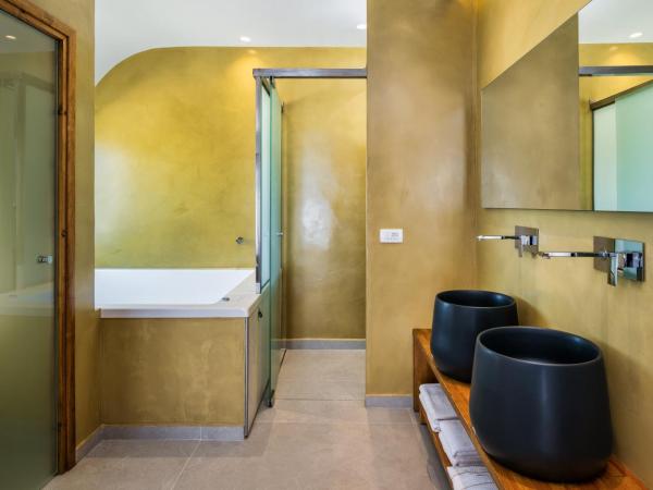 Alizea Villas & Suites : photo 6 de la chambre suite lit king-size avec baignoire spa