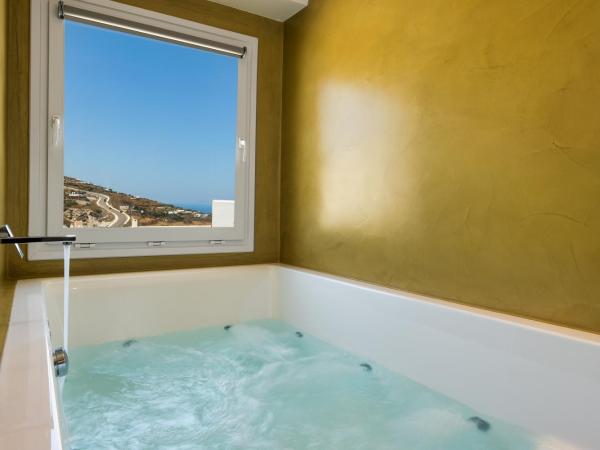 Alizea Villas & Suites : photo 1 de la chambre suite lit queen-size avec baignoire spa