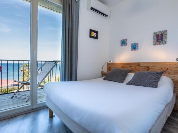 Hôtel Almanarre Plage - Hôtel Eco-Responsable : photo 2 de la chambre chambre double Économique de 9 m² avec terrasse - vue sur mer
