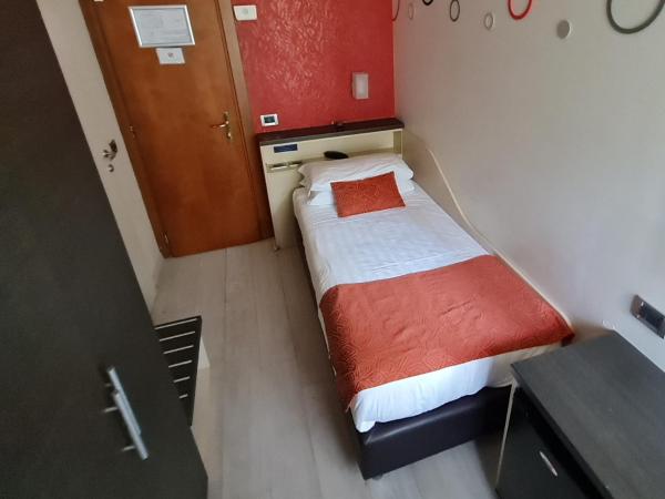 Hotel Piacenza : photo 8 de la chambre chambre simple