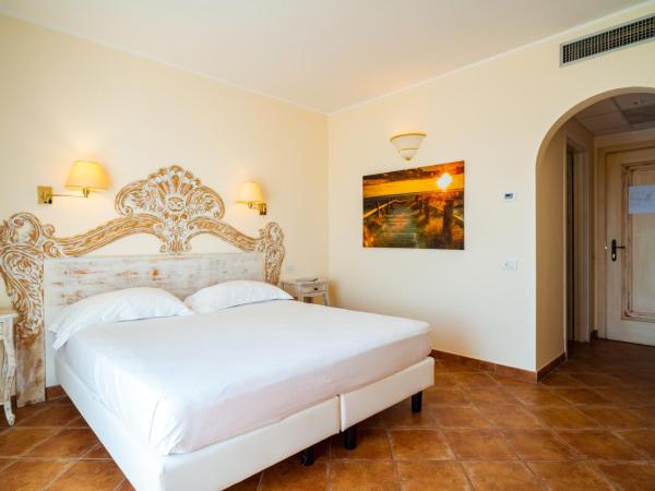 Hotel dP Olbia - Sardinia : photo 4 de la chambre chambre double supérieure avec balcon - vue sur piscine