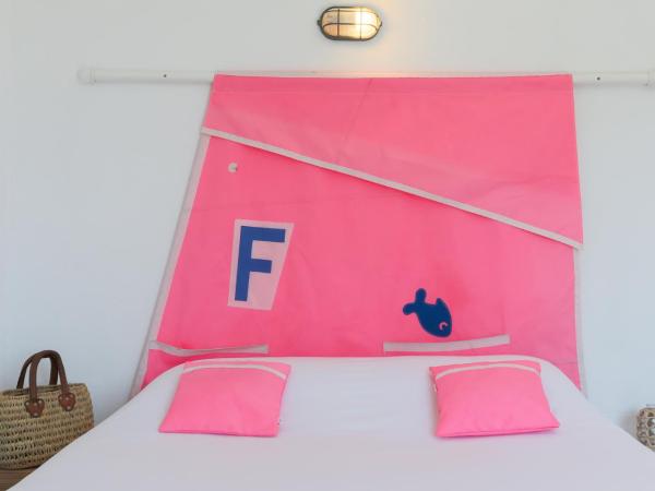 Hôtel Almanarre Plage - Hôtel Eco-Responsable face à la mer : photo 5 de la chambre chambre triple avec kitchenette et vue sur mer