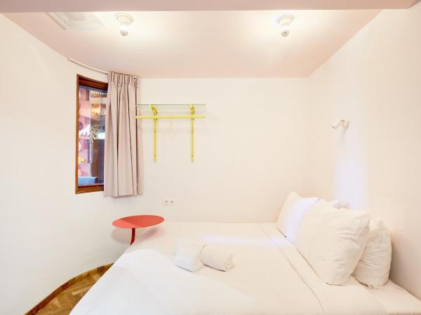 Hotel Not Hotel Rotterdam : photo 7 de la chambre chambre en toile rouge medium