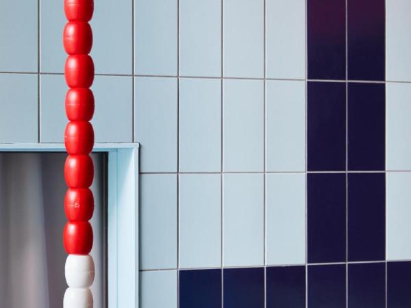 Hotel Not Hotel Rotterdam : photo 1 de la chambre hébergement piscine verticale