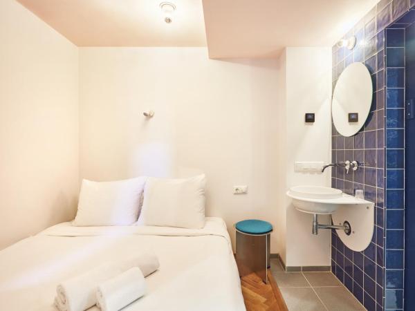 Hotel Not Hotel Rotterdam : photo 8 de la chambre chambre en toile rouge medium