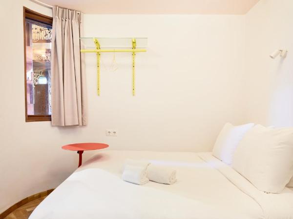 Hotel Not Hotel Rotterdam : photo 9 de la chambre chambre en toile rouge medium