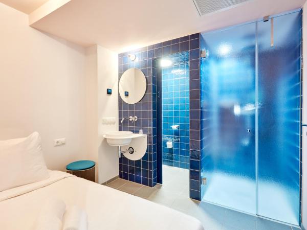 Hotel Not Hotel Rotterdam : photo 10 de la chambre chambre en toile rouge medium