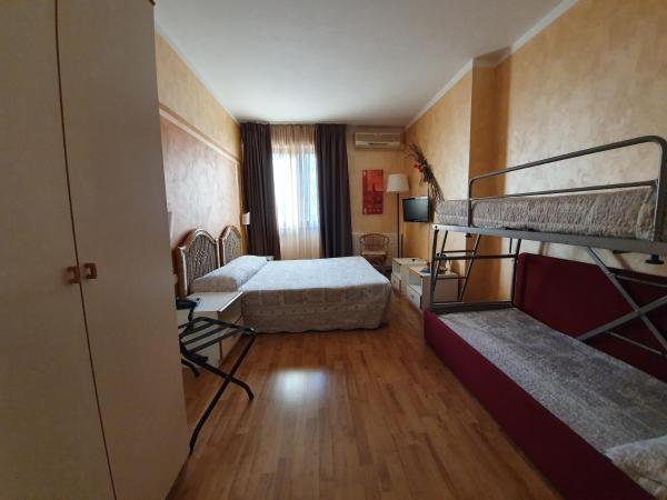 Hotel Le Pageot : photo 1 de la chambre chambre quadruple