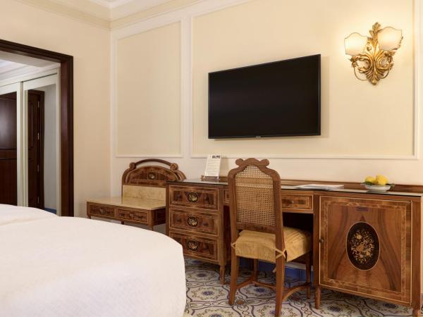Grand Hotel de la Ville : photo 3 de la chambre chambre double ou lits jumeaux classique avec balcon