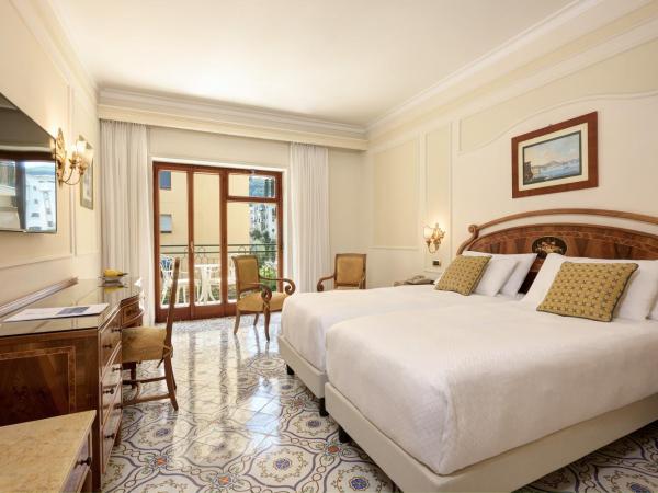 Grand Hotel de la Ville : photo 2 de la chambre chambre double ou lits jumeaux classique avec balcon