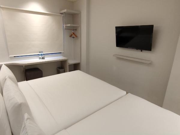 Agogo Downtown Hotel Surabaya : photo 2 de la chambre chambre triple