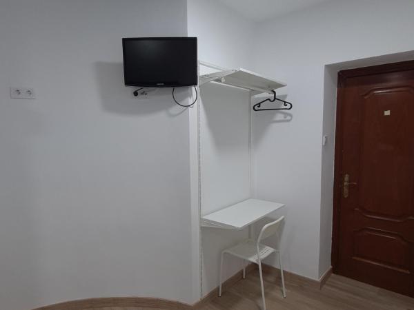 Hostal Vara Madrid : photo 3 de la chambre chambre double avec salle de bains privative
