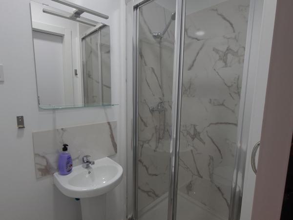 Hostal Vara Madrid : photo 4 de la chambre chambre double avec salle de bains privative